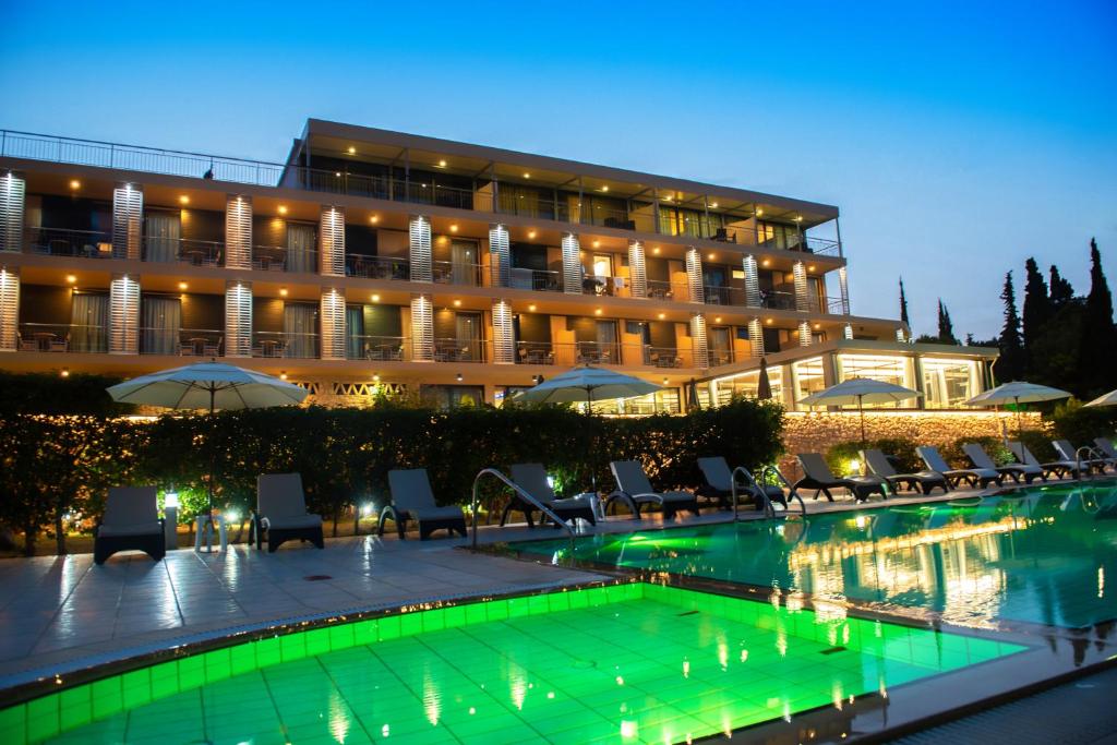 Bazén v ubytování Apollon Hotel nebo v jeho okolí