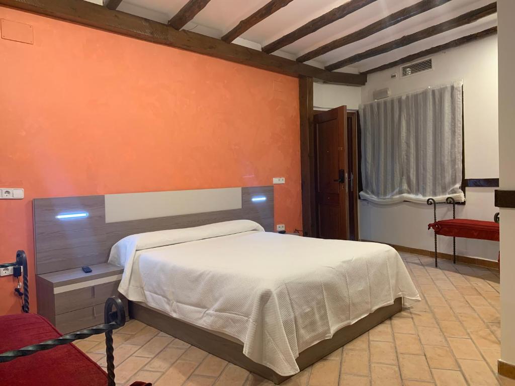 Postel nebo postele na pokoji v ubytování Hostal Poeta Machado