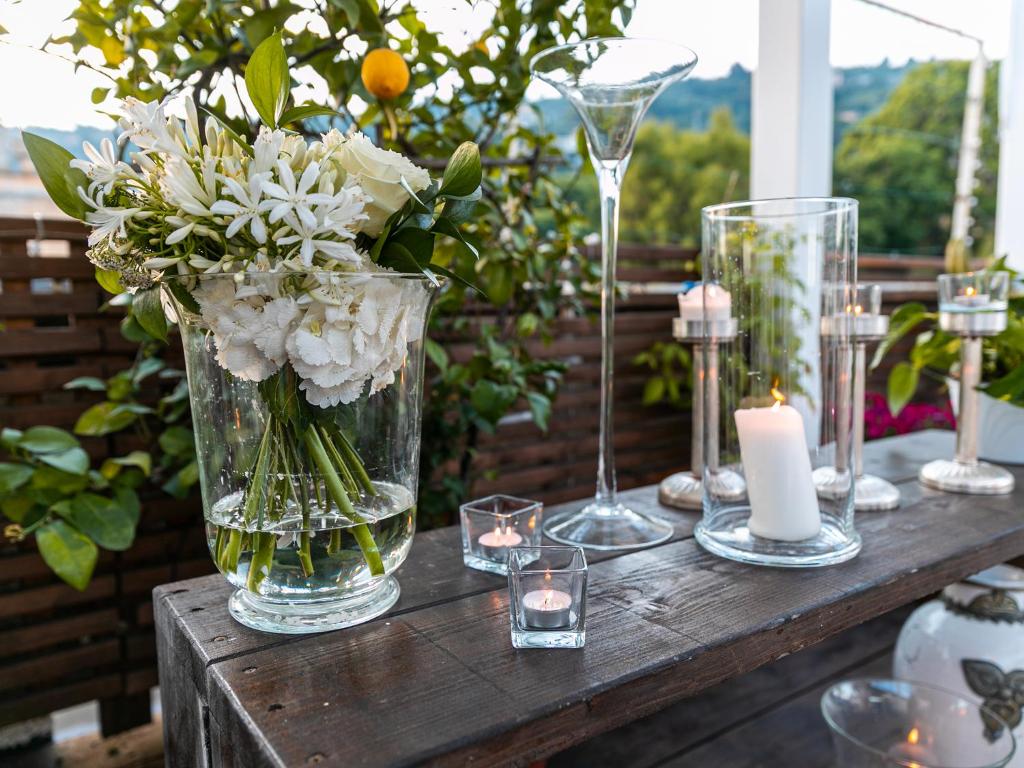 a wooden table with a vase of flowers and candles at Hotel Tigullio Et De Milan in Santa Margherita Ligure