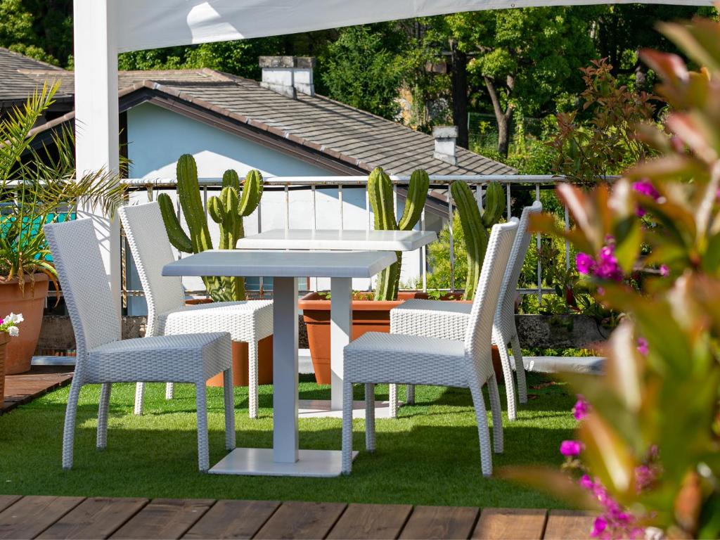 a table and chairs on a patio with a cactus at Hotel Tigullio Et De Milan in Santa Margherita Ligure