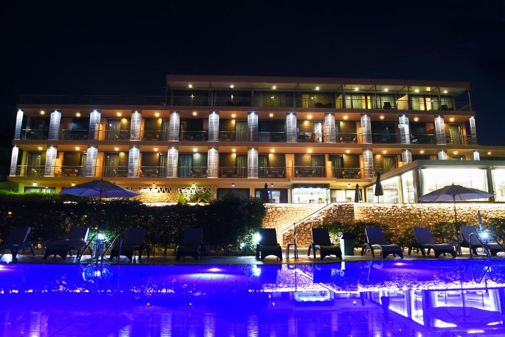 Bazén v ubytování Apollon Hotel nebo v jeho okolí