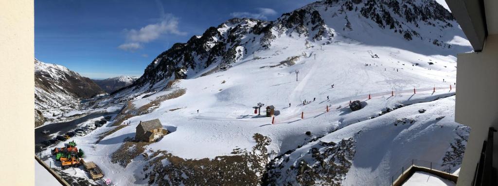 uma vista para uma pista de esqui numa montanha nevada em La Mongie - Au pied des pistes 1 et 2 Parking souterrain em La Mongie