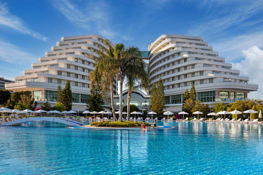 Bazén v ubytování Miracle Resort Hotel nebo v jeho okolí