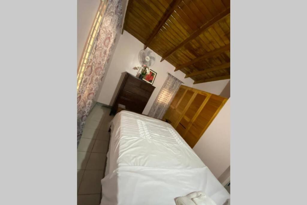 Łóżko lub łóżka w pokoju w obiekcie Relax and enjoy tranquility @ Peace Palace, MoBay