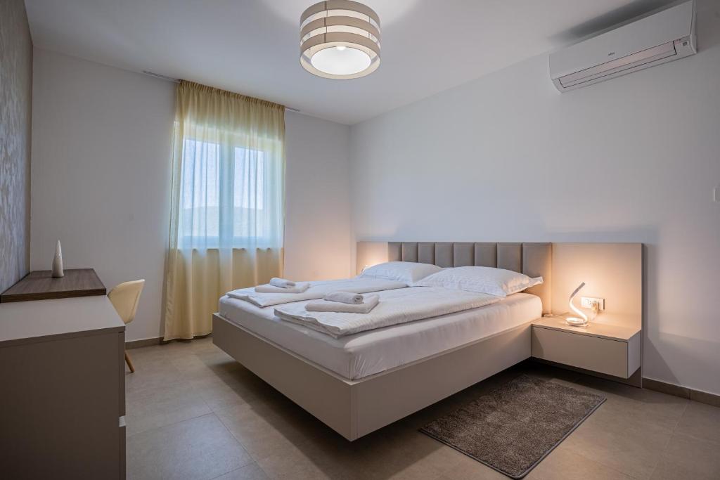 Postel nebo postele na pokoji v ubytování Villa Orhideja