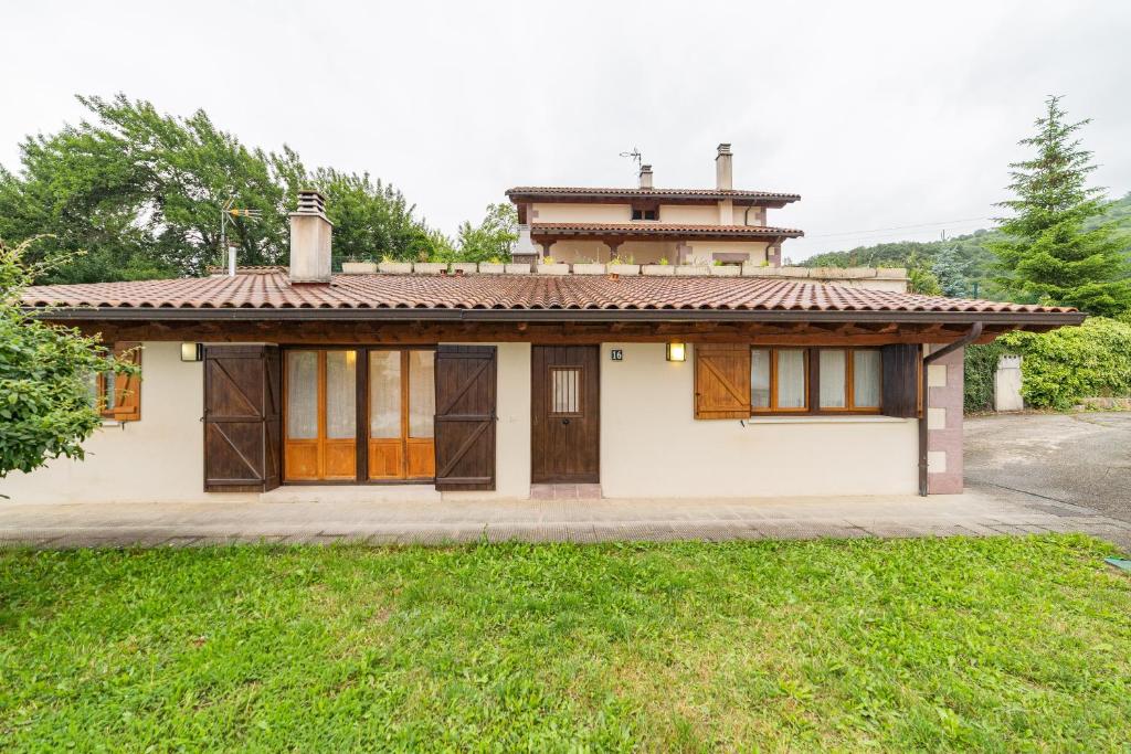 ein kleines Haus mit einem Zinndach in der Unterkunft Casa rural Gibelea txiki in Viscarret-Guerendiáin