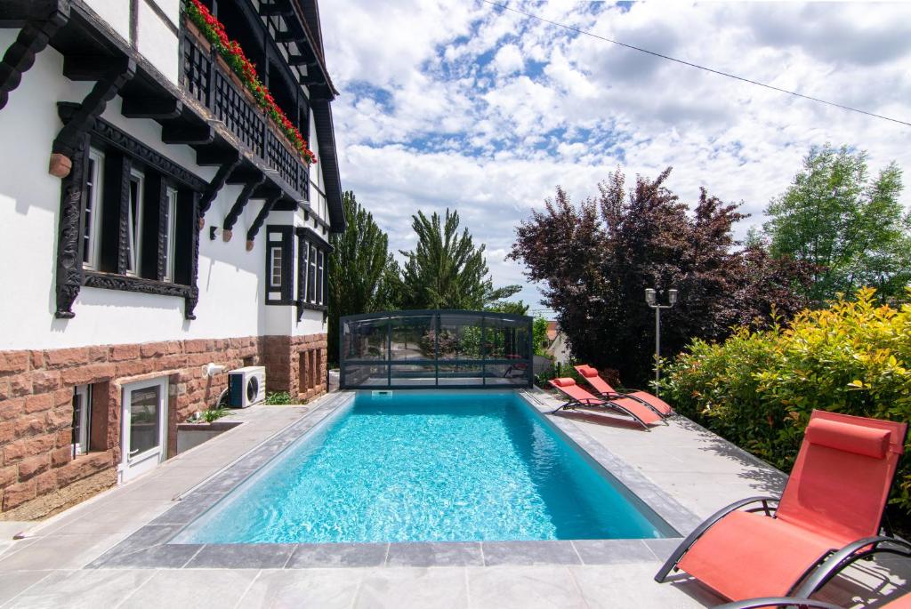 una piscina en el patio trasero de una casa en La Villa Du Coteau en Obernai