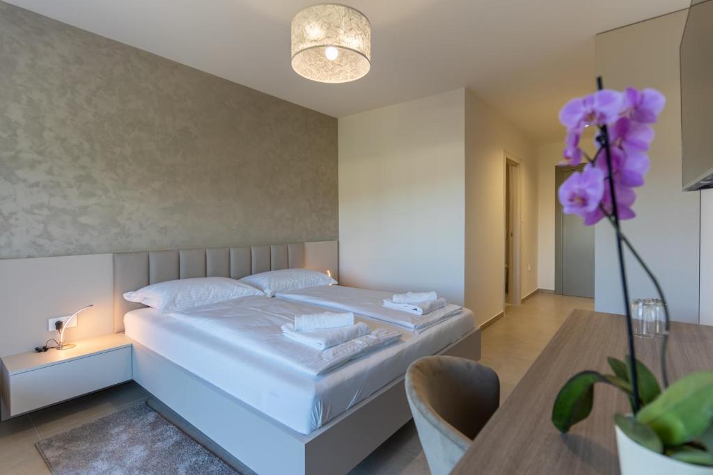 Postel nebo postele na pokoji v ubytování Villa Orhideja