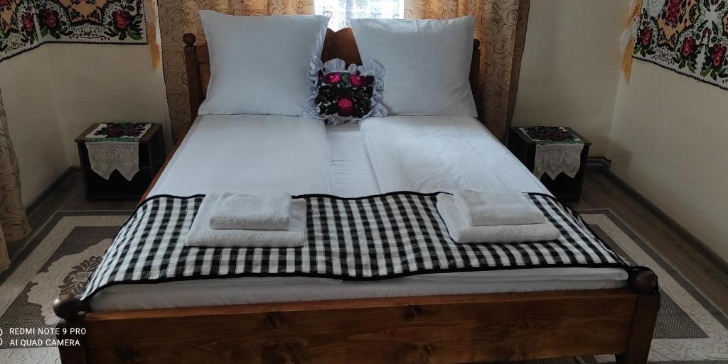 Giường trong phòng chung tại La Lenuța În Susani