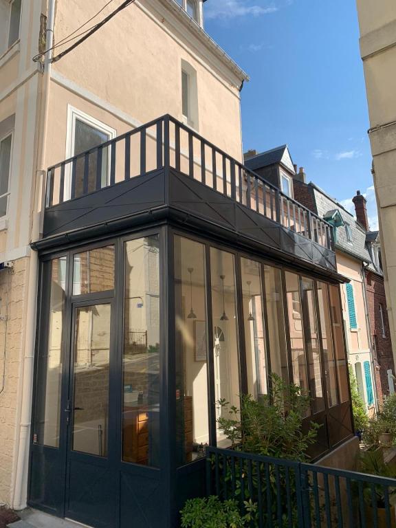 - un balcon au-dessus d'une maison dans l'établissement Maison de pécheur 4 chambres centre ville 10 min de la plage Good Mindset, à Trouville-sur-Mer