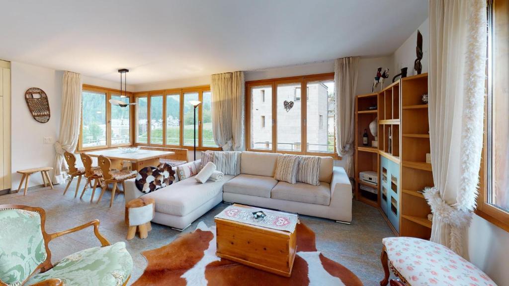 - un salon avec un canapé et une table dans l'établissement Chalavus, à Saint-Moritz