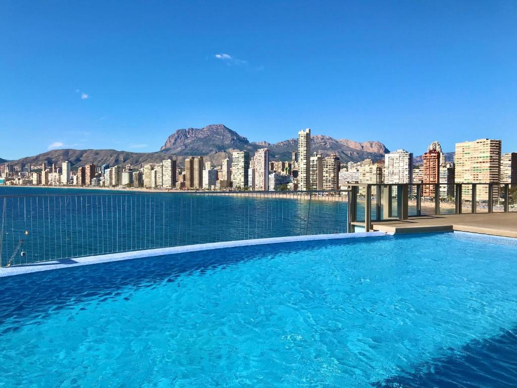 uma piscina com vista para a cidade em Gemelos 28 Levante Seaview em Benidorm