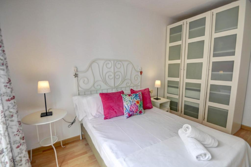 Posteľ alebo postele v izbe v ubytovaní Sebastian Terrace Apartment by Hello Homes Sitges