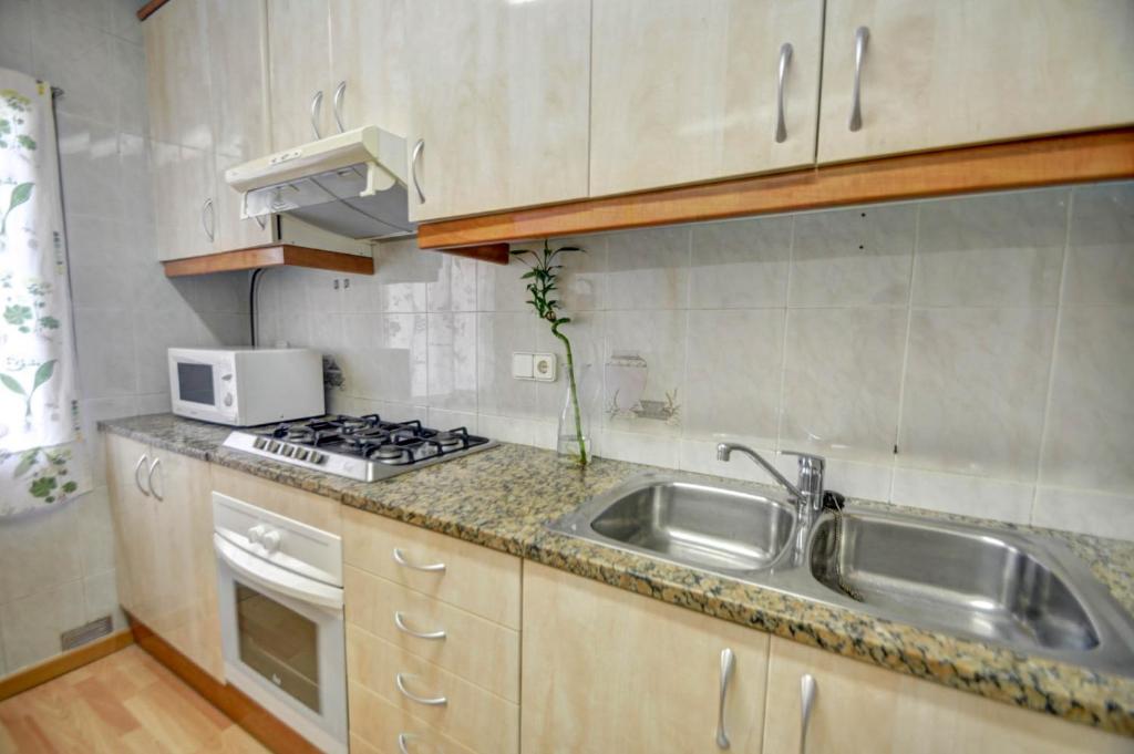Kuchyňa alebo kuchynka v ubytovaní Sebastian Terrace Apartment by Hello Homes Sitges