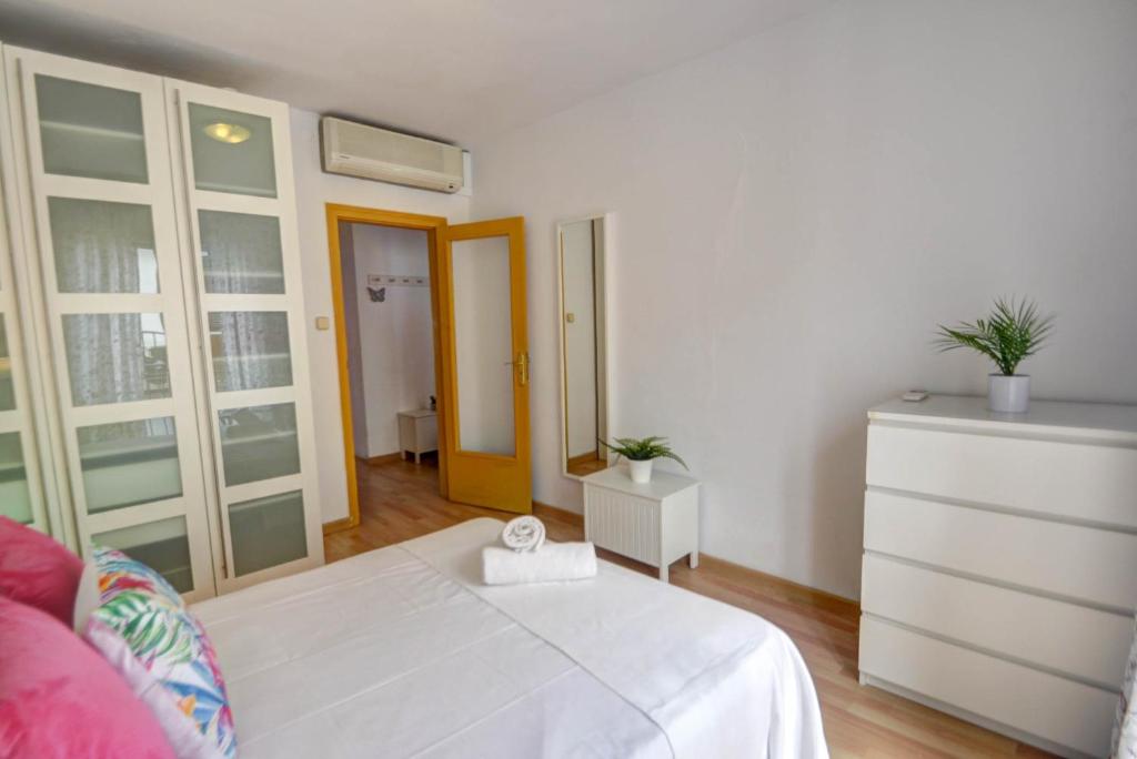 Posteľ alebo postele v izbe v ubytovaní Sebastian Terrace Apartment by Hello Homes Sitges