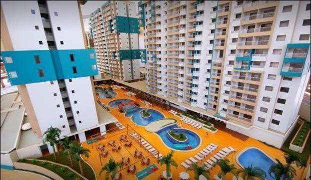 um modelo de resort com piscina e edifícios em ENJOY OLIMPIA PARK RESORT - Thermas dos Laranjais em Olímpia