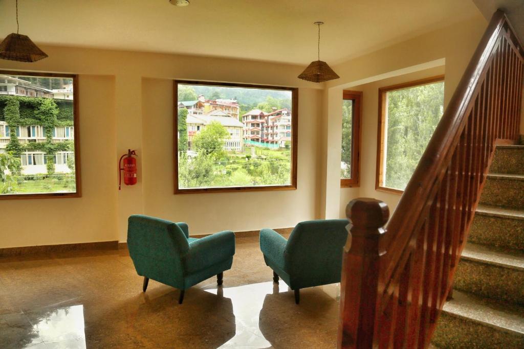 Posezení v ubytování Hotel Rising Star Near To Mall Road #BudgetFriendly #BigRooms #Garden #Bonfire #Parking #ForestView #MountainView