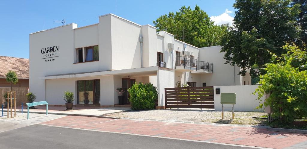 un edificio blanco con un letrero que lee Green Square Market en Garden Club Panzió, en Balatonmáriafürdő