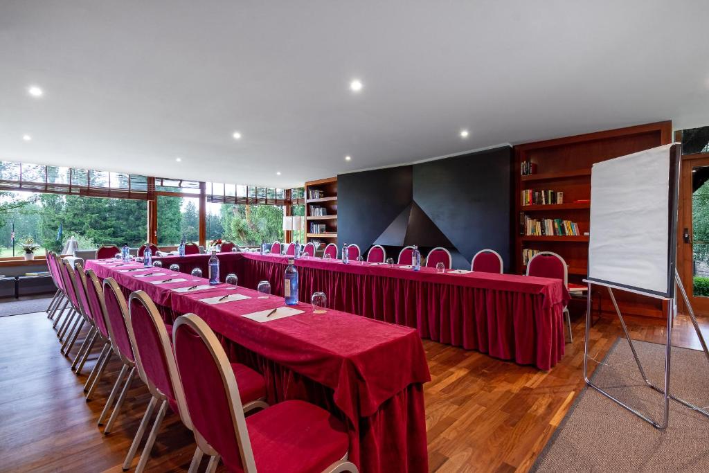 The business area and/or conference room at Hotel Xalet del Golf