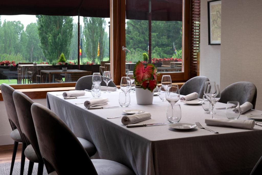 A restaurant or other place to eat at Hotel Xalet del Golf