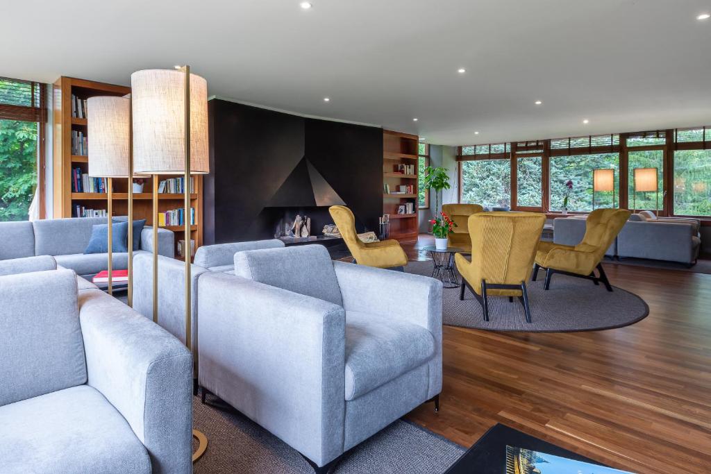 A seating area at Hotel Xalet del Golf