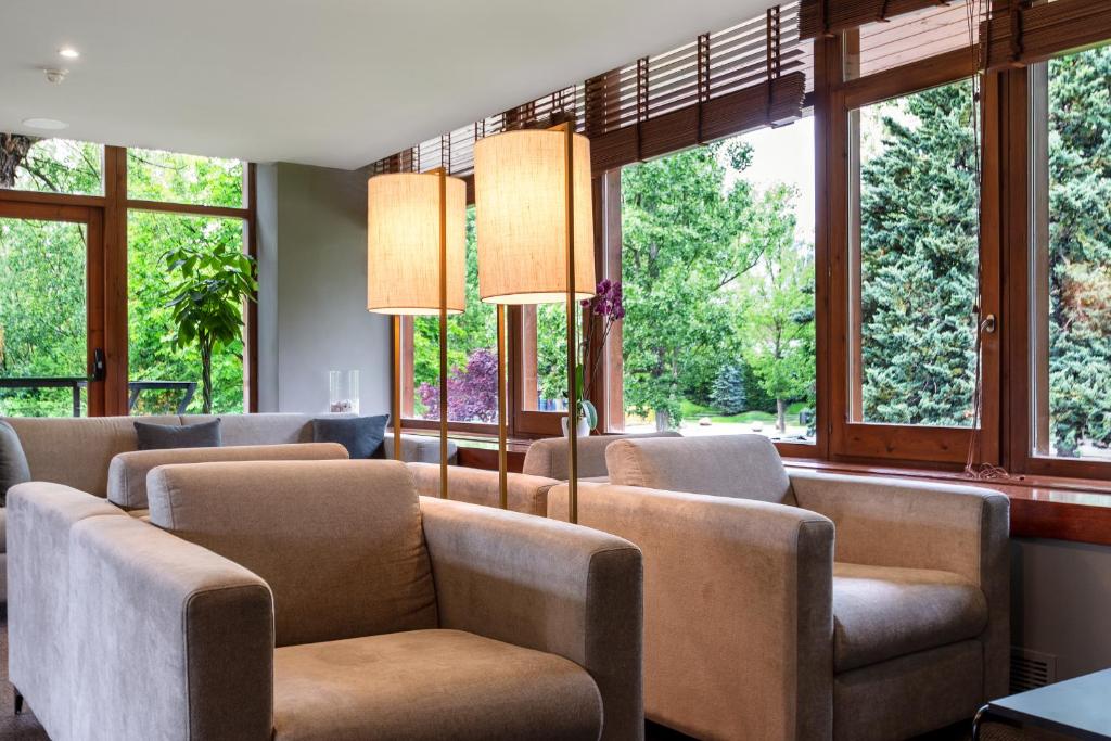 A seating area at Hotel Xalet del Golf