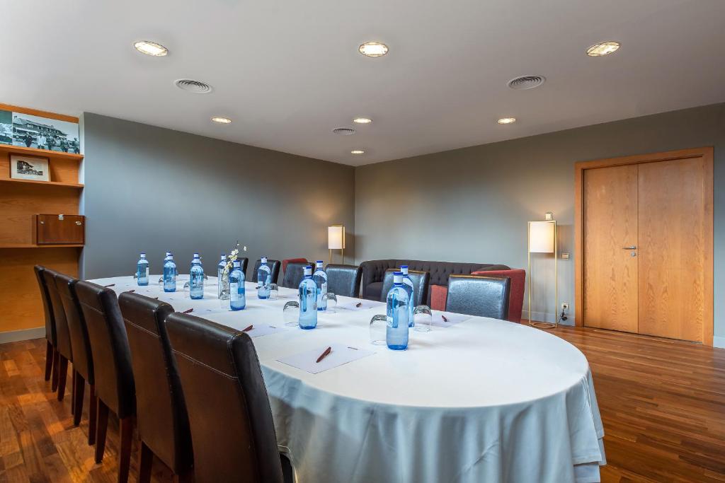 The business area and/or conference room at Hotel Xalet del Golf