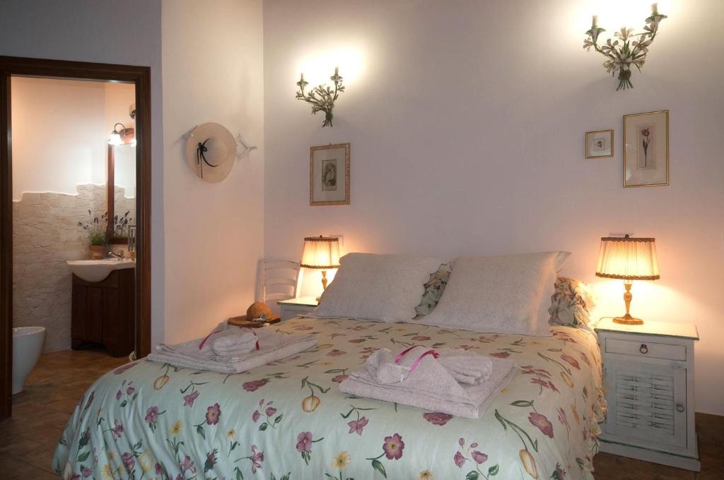 een slaapkamer met een bed met twee handdoeken erop bij B&B Etruscan Garden in Sutri
