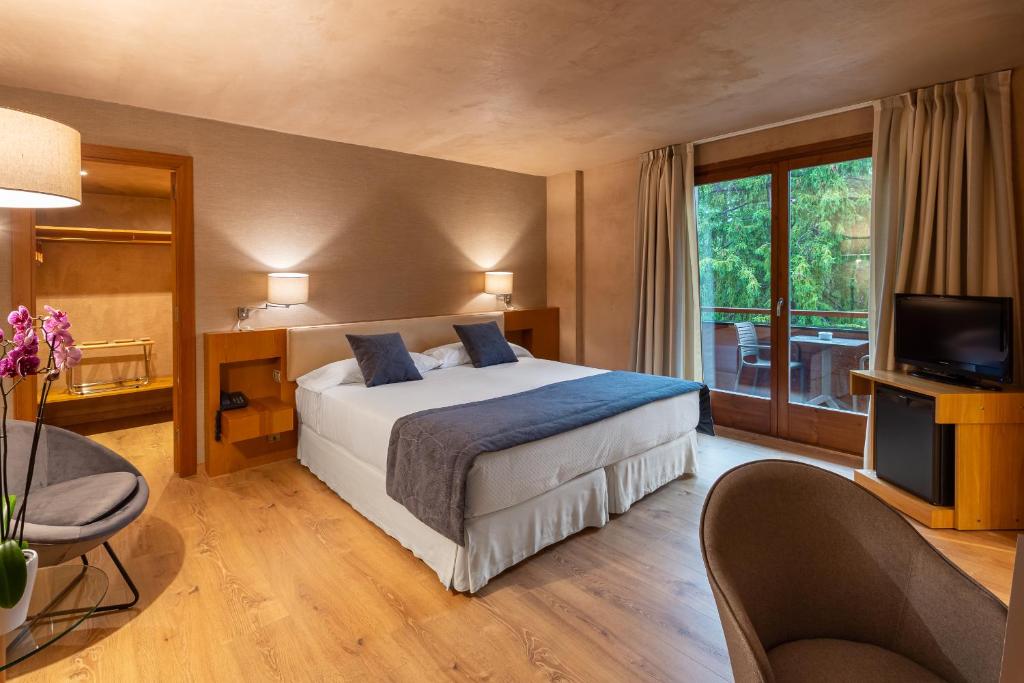 A bed or beds in a room at Hotel Xalet del Golf