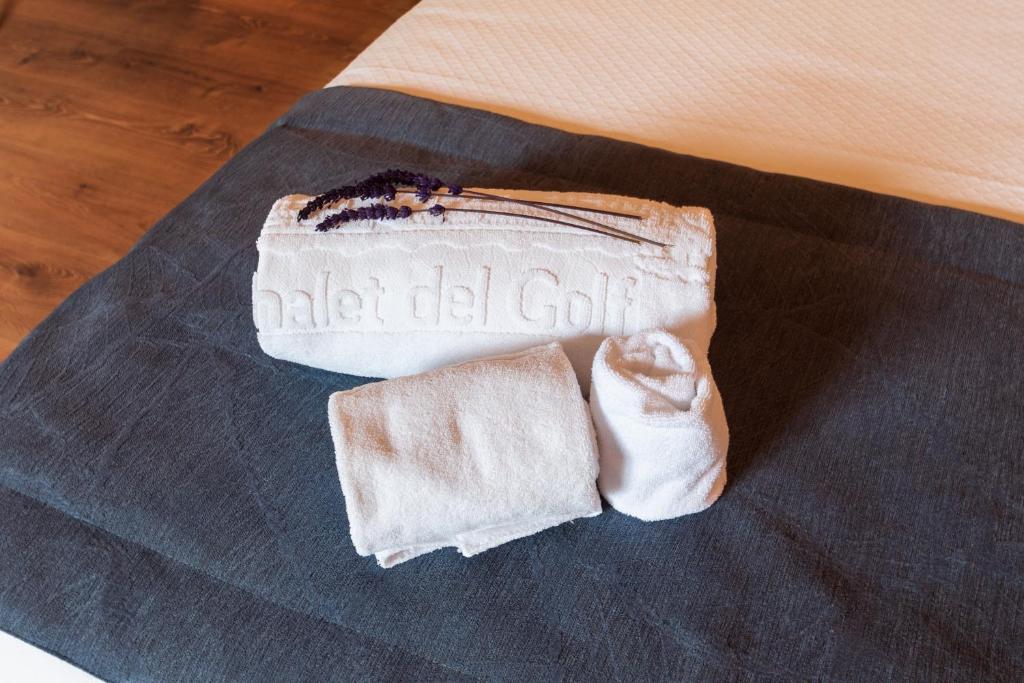 A bed or beds in a room at Hotel Xalet del Golf