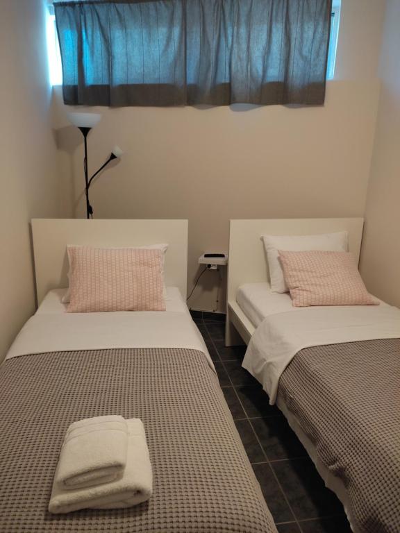 Łóżko lub łóżka w pokoju w obiekcie Double M near Athens Airport