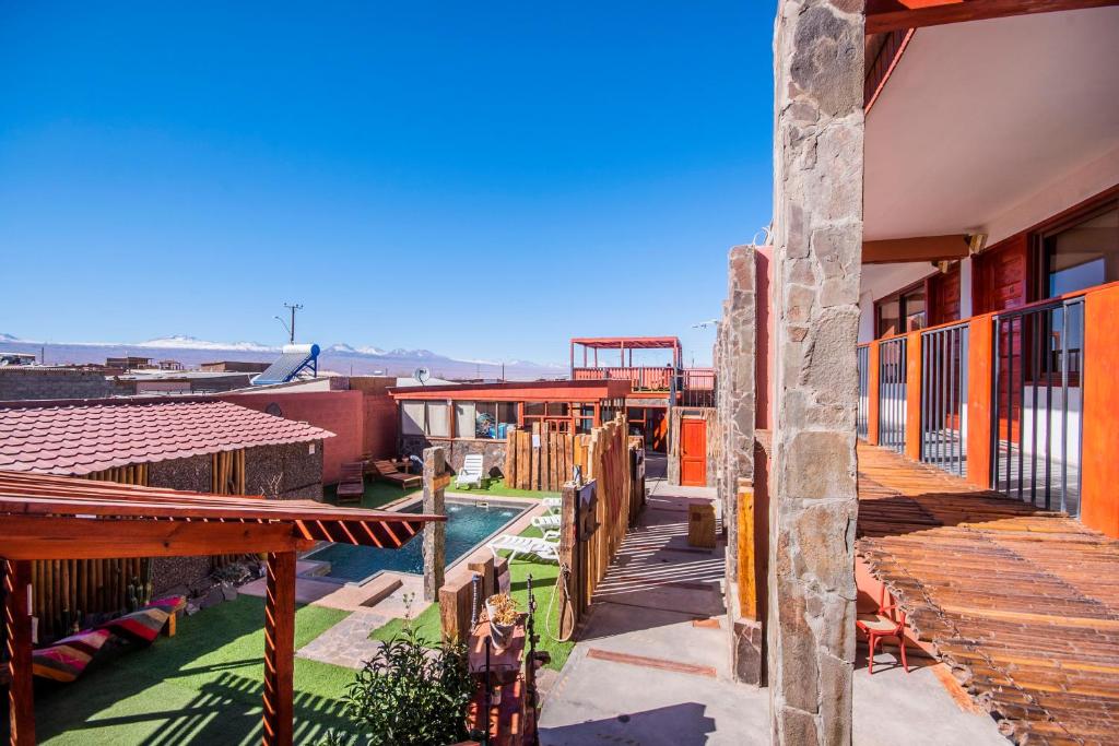 un balcón de una casa con piscina en Hotel Casa Algarrobo, en San Pedro de Atacama