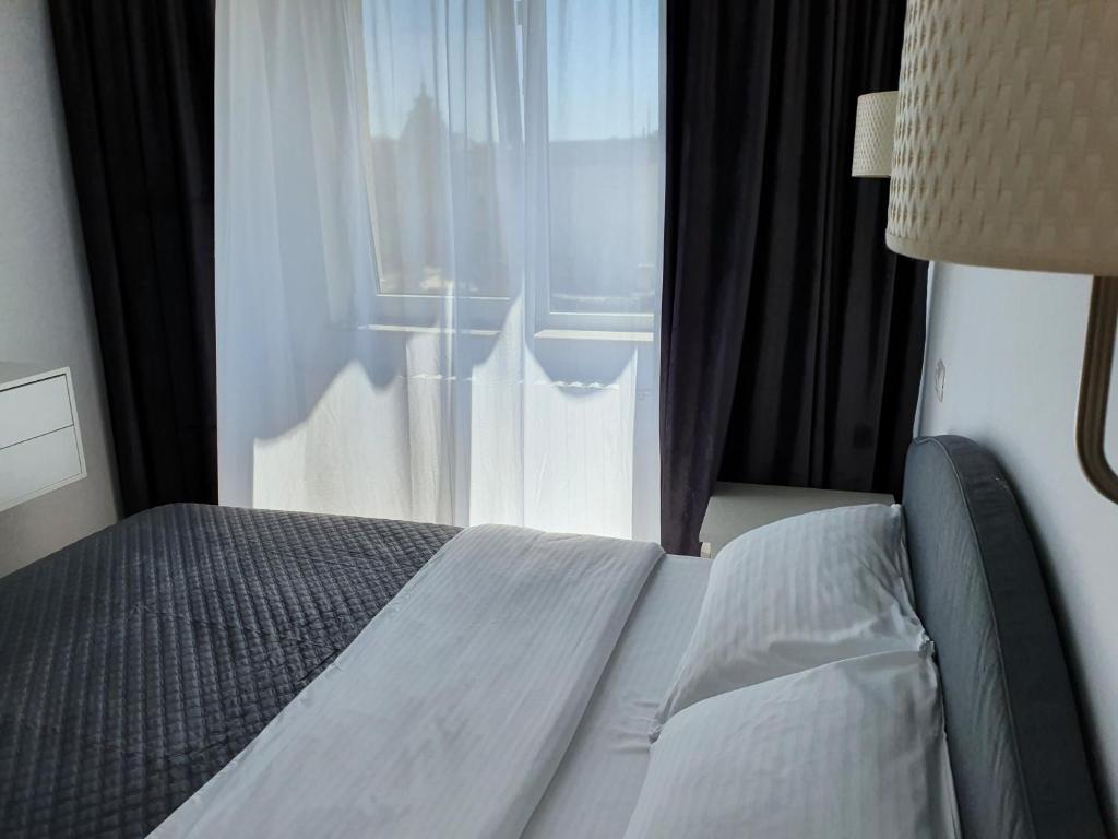コンスタンツァにあるNeverSea Apartmentのベッドルーム1室(ベッド1台、大きな窓付)