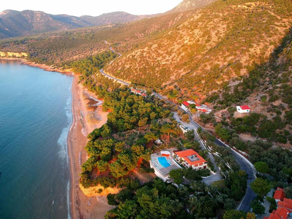 z góry widok na dom na brzegu jeziora w obiekcie Golden Sand w mieście Marathokampos