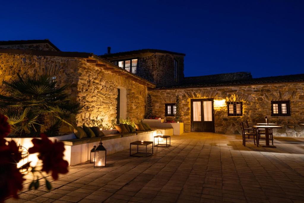 un edificio de piedra con patio por la noche en Borgo delle Pietre, en Porto Empedocle