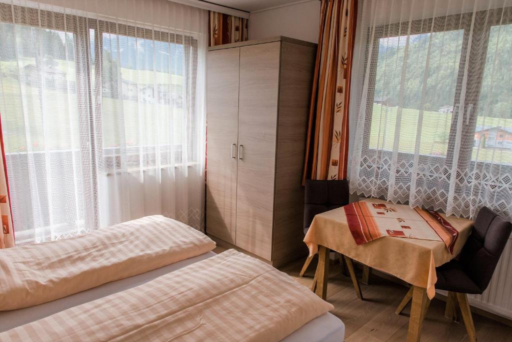 Postel nebo postele na pokoji v ubytování Unterwötzlhof