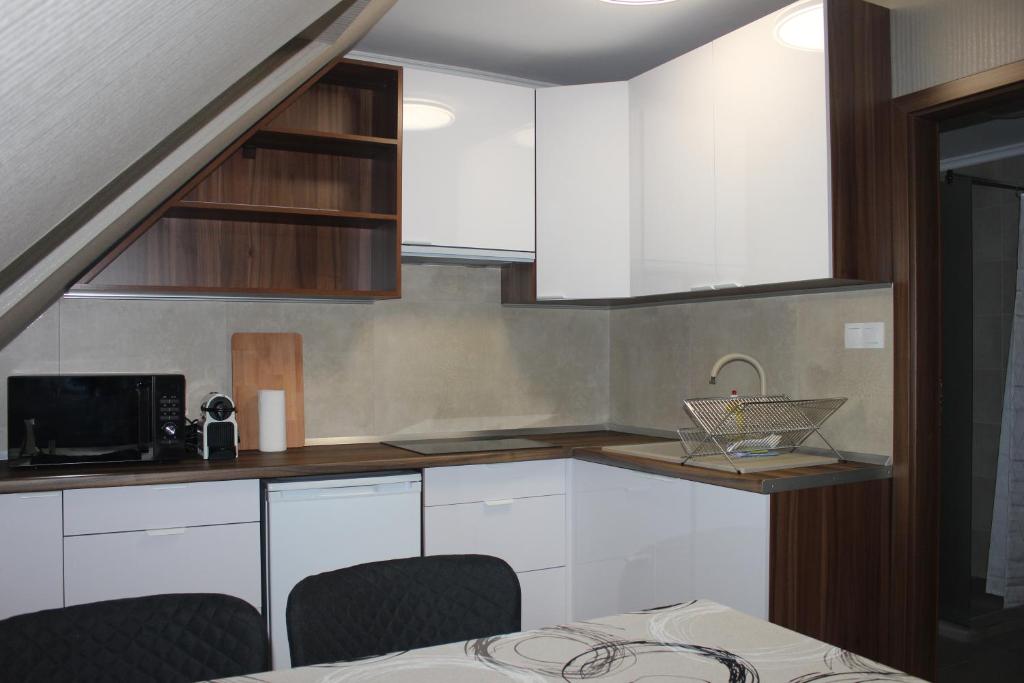 Kuchyňa alebo kuchynka v ubytovaní Second Home Apartments Miskolctapolca