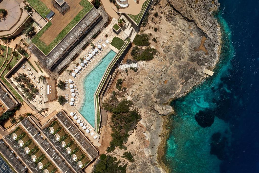 - une vue aérienne sur la plage et l'océan dans l'établissement Six Senses Ibiza, à Portinatx