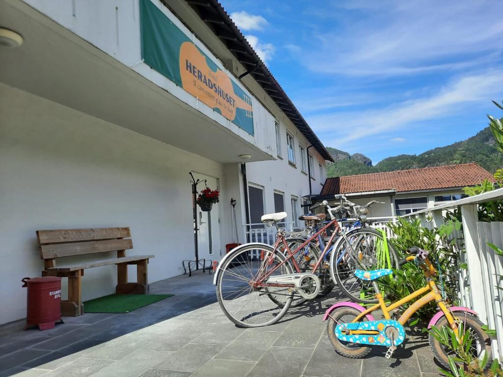 um grupo de bicicletas estacionadas fora de um edifício em Heradshuset em Granvin