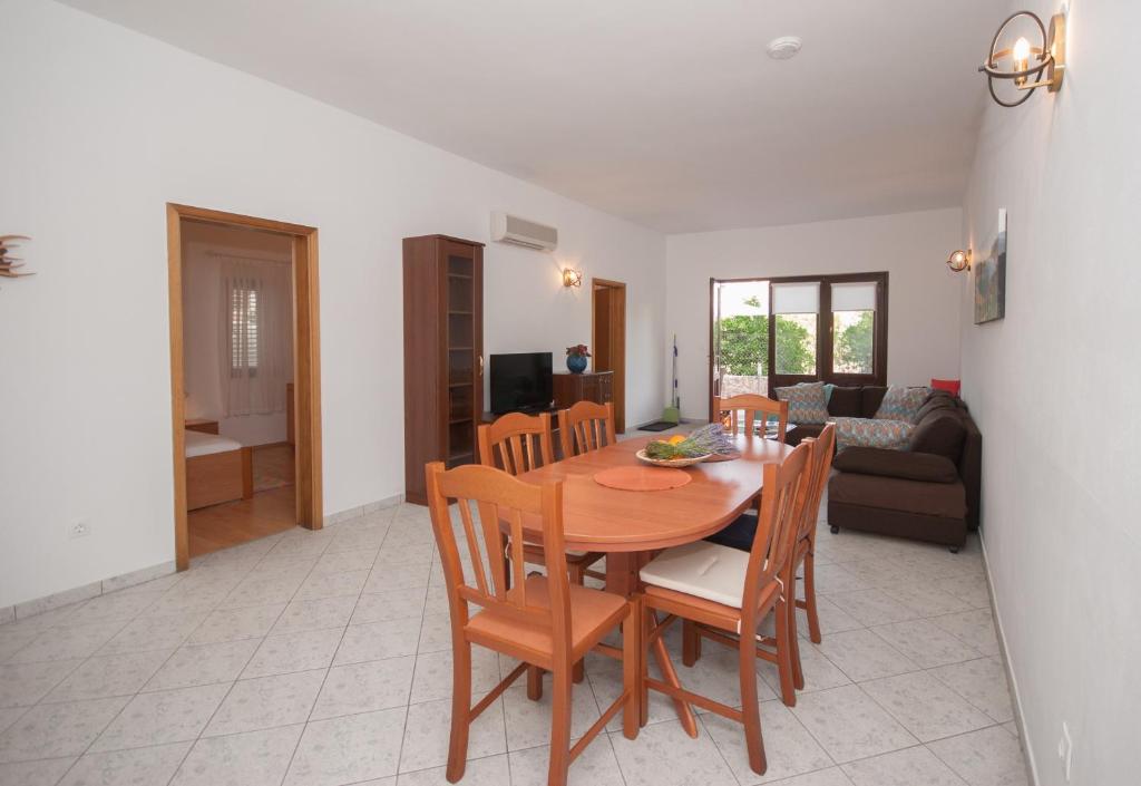 TV a/nebo společenská místnost v ubytování Apartments Dilk