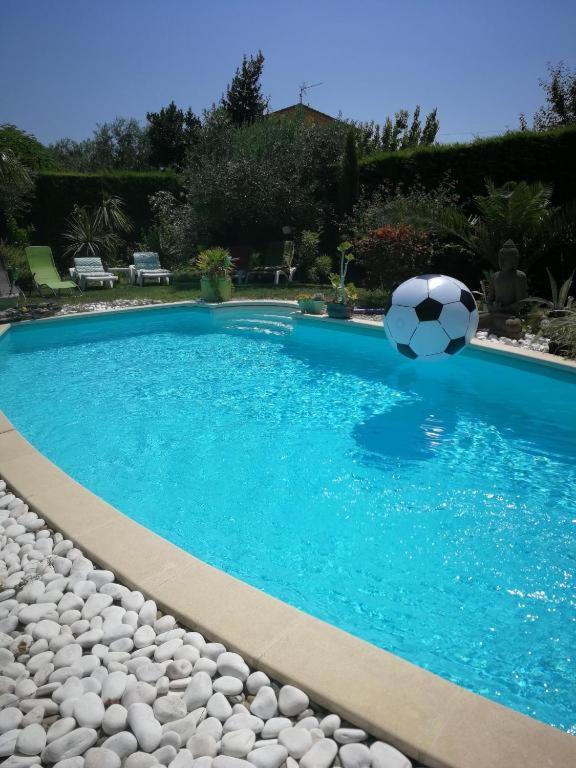 - un ballon de football assis à l'eau dans une piscine dans l'établissement Le Jardin Serein, à Salindres