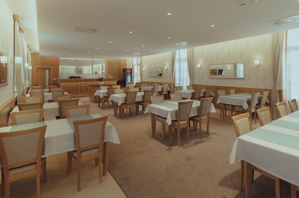 Restaurace v ubytování Brigadéros Hotel Brigadír Borsi