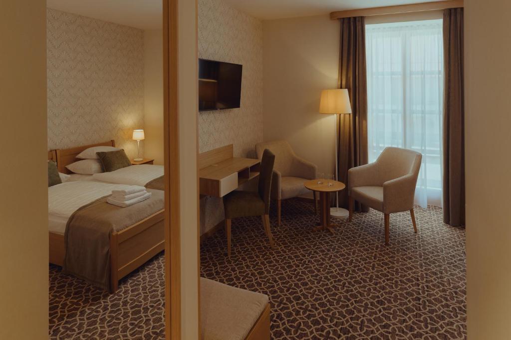 Postel nebo postele na pokoji v ubytování Brigadéros Hotel Brigadír Borsi