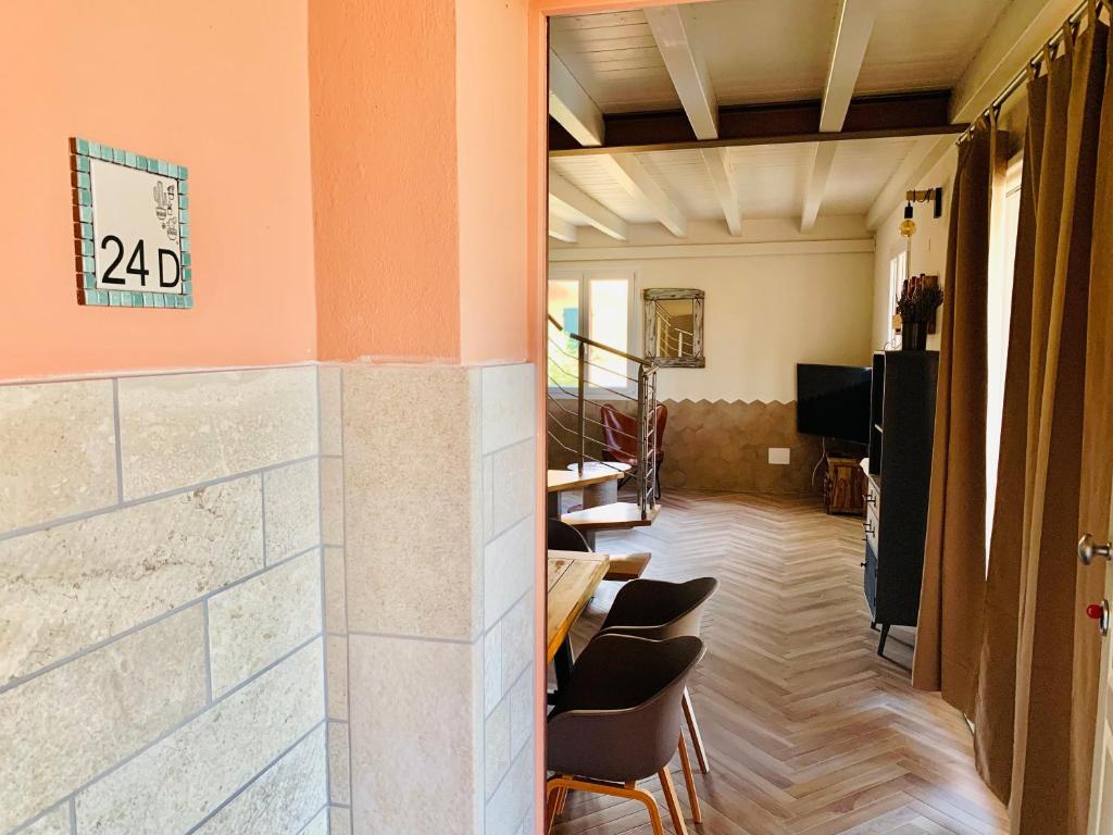 Fotografia z galérie ubytovania Charming Attic Apartment With Balcony & Swimming Pool v destinácii Desenzano del Garda