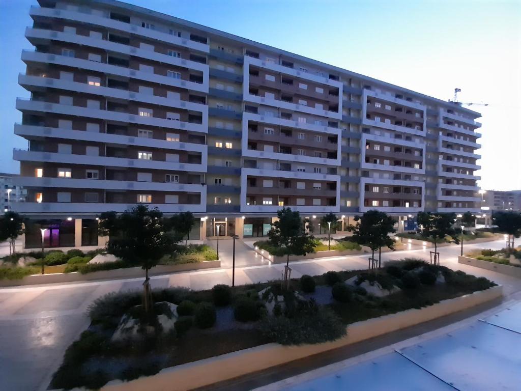un gran edificio de apartamentos con árboles delante de él en Apartment Diamond, en Podgorica