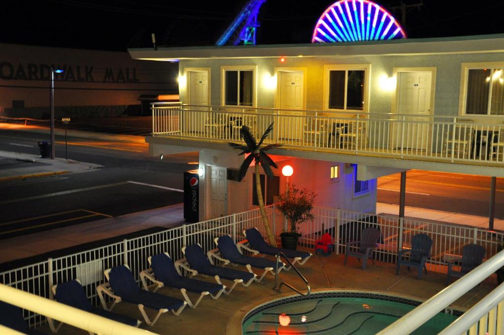 Вид на бассейн в Stardust Motel или окрестностях