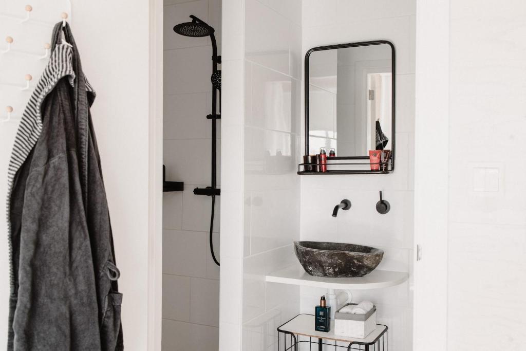 een badkamer met een wastafel en een spiegel bij Boutique B&B Erve Hasselo in Vorden