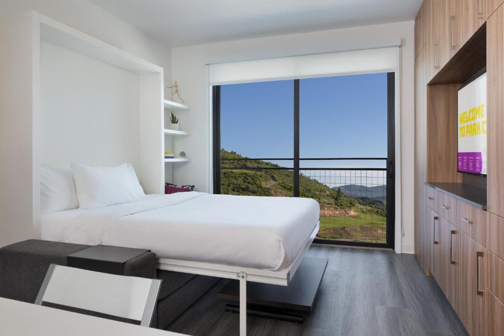 Postel nebo postele na pokoji v ubytování YOTELPAD Park City