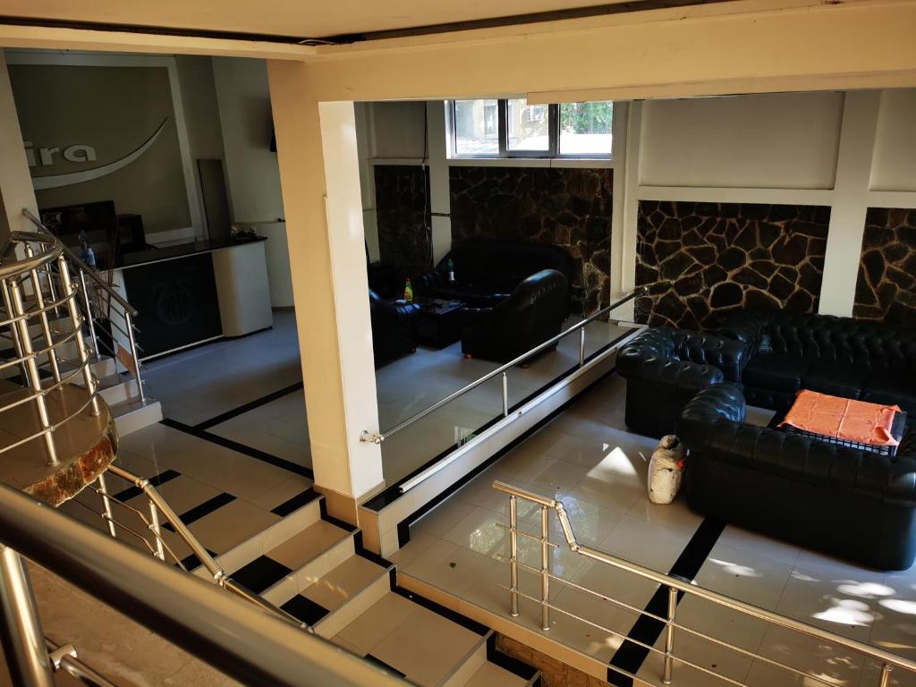 einen Blick über ein Wohnzimmer mit Sofas in der Unterkunft LIRA EXCELLENT NIS in Niš