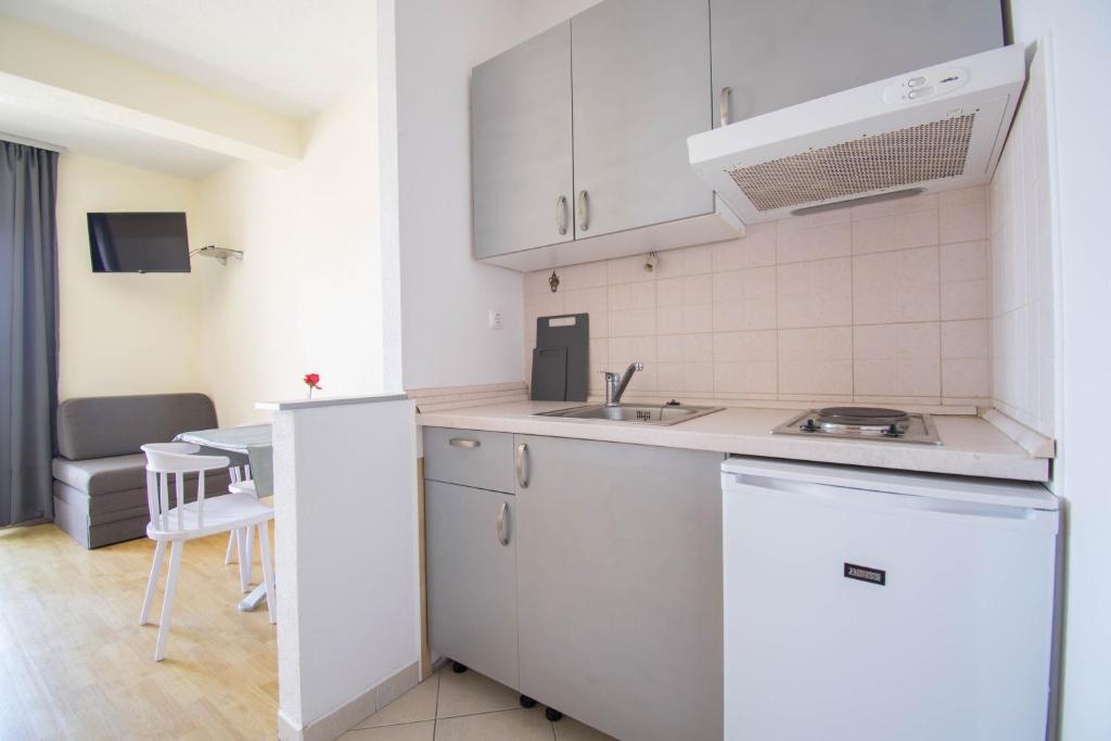 Kuchyňa alebo kuchynka v ubytovaní Apartmani Manuela - Baška Voda